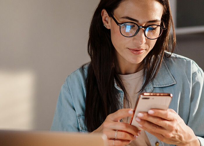 Women scrolls on her mobile